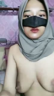 Mama Muda Hijaber Peras Air Susu